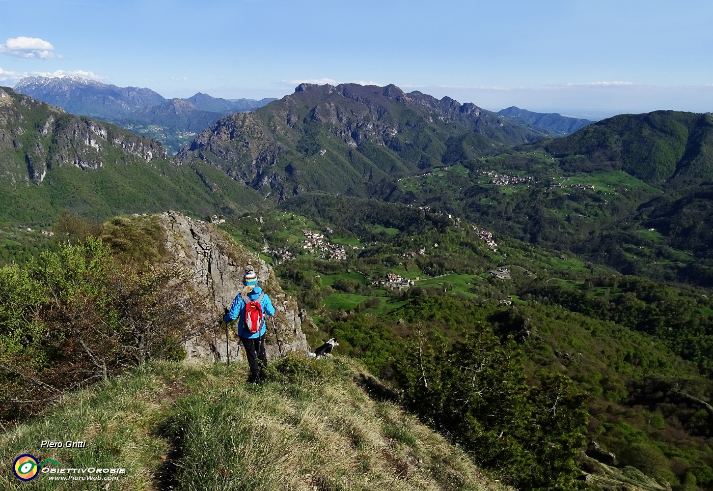 51 Scendiamo la cresta con vista in Val Taleggio ed oltre.JPG -                                